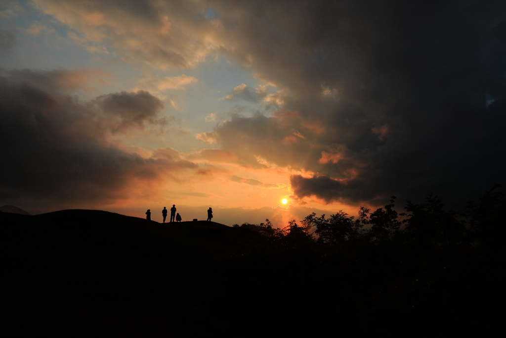 夕陽と人々