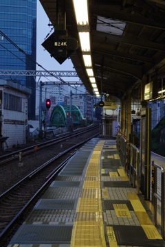 早朝、御茶ノ水駅にて