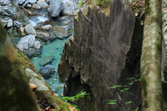 清流と岩壁