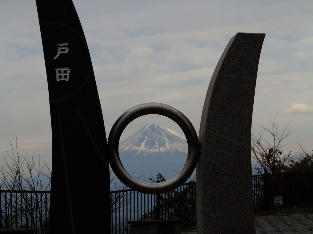 まるの中の富士山。