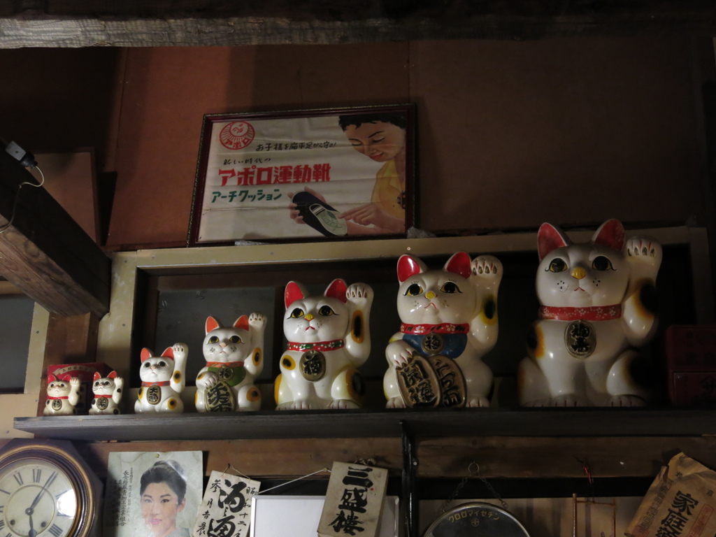 招き猫群。
