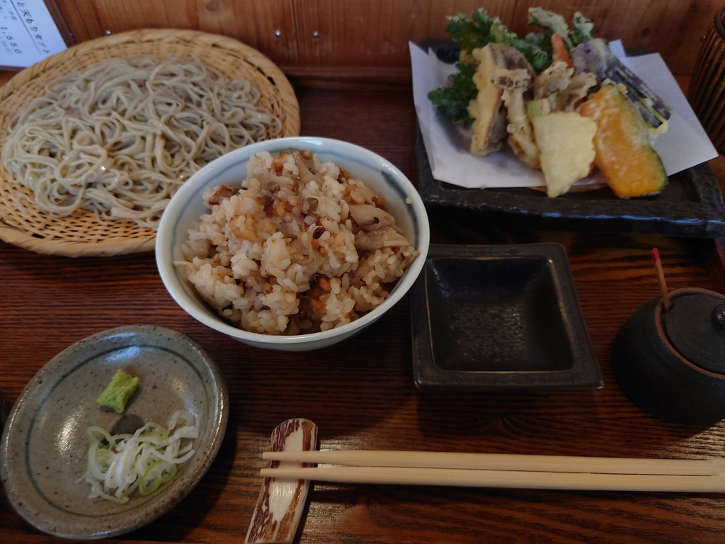 もりそばと季節のご飯と山菜天ぷらのセット