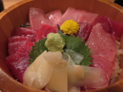 沼津の絶品まぐろ丼。