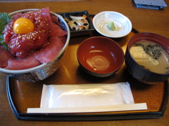 ユッケまぐろ丼。