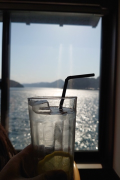 海を眺めてのレモネード