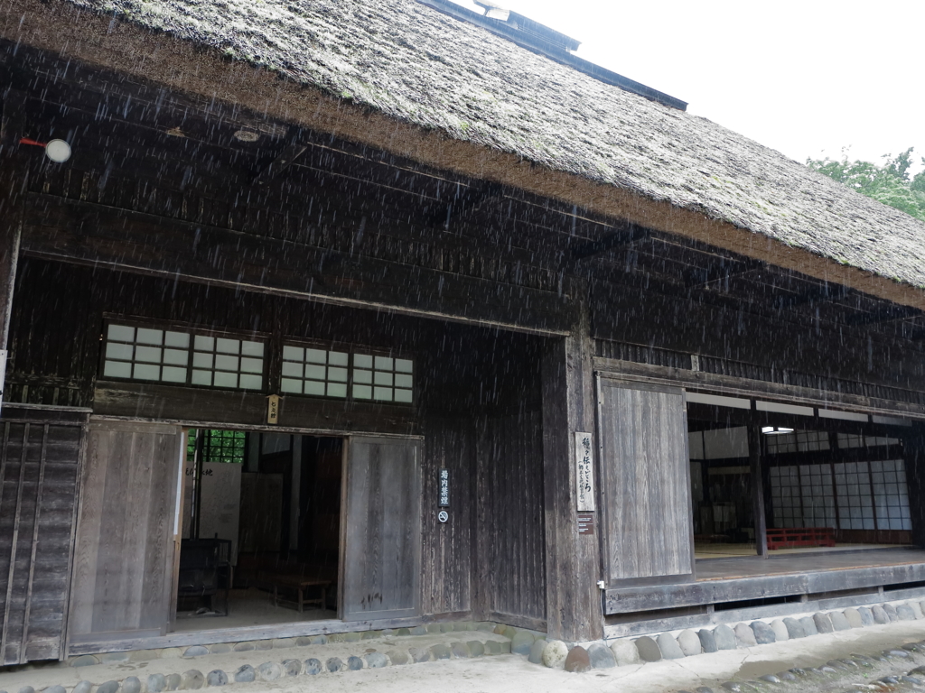 平家の里・雨にうたれる建物
