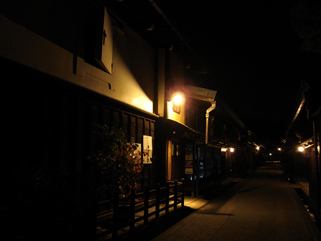 古い町並みを夜歩き