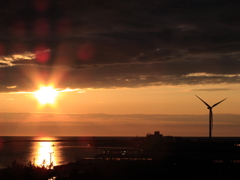 夕陽と風力発電機