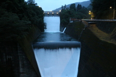 小河内ダムの放水