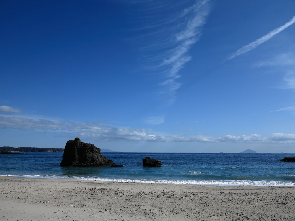 海だか砂浜だか岩だか雲だか空だか・・・(笑)