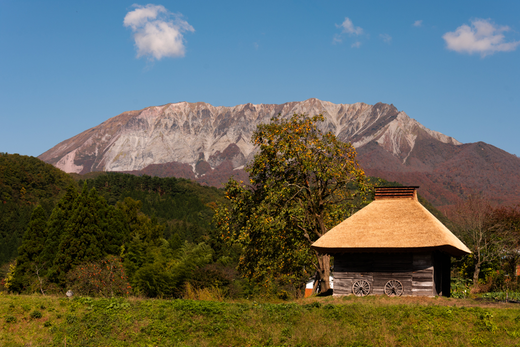 茅葺屋根と大山