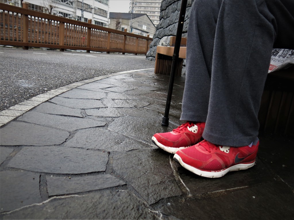 赤いスニーカー