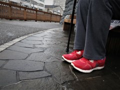 赤いスニーカー