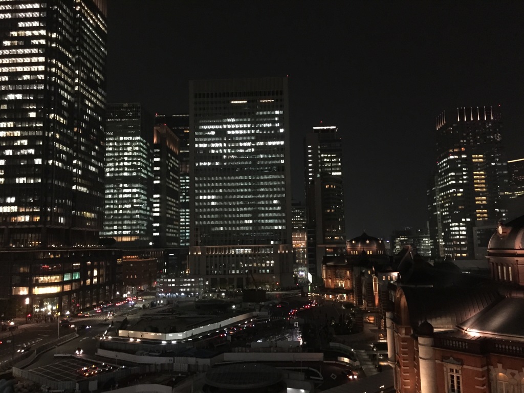 夜の東京駅前