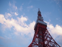 突如現る壮大な電波塔