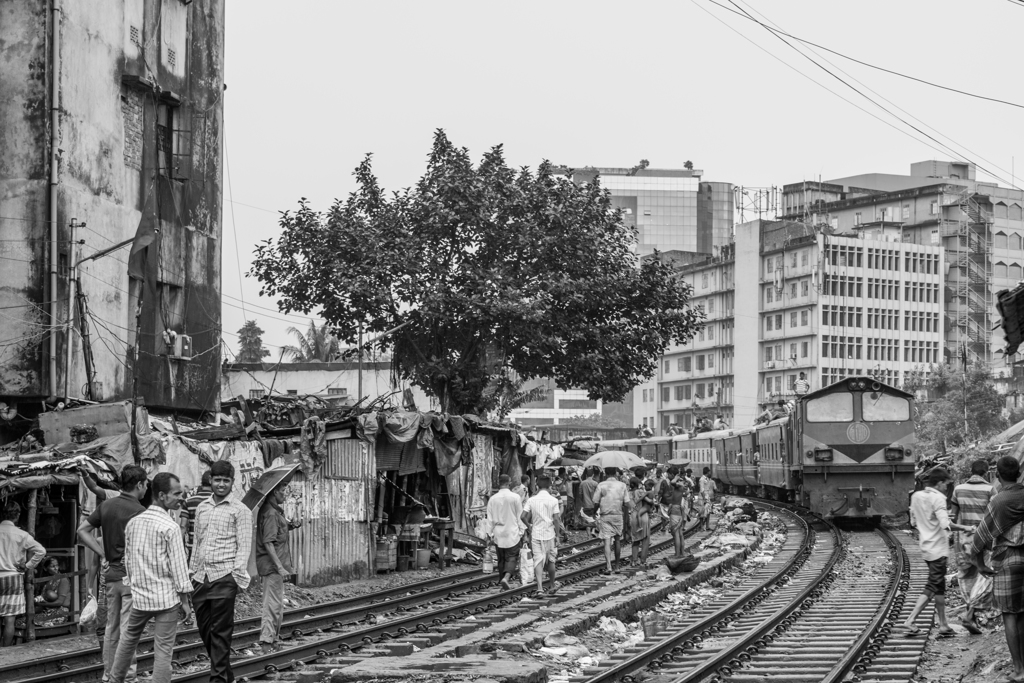 バングラデシュ　電車とマーケット