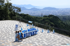 三島スカイウォークにて：遠くに駿河湾が