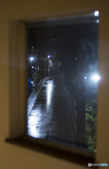 外は雨