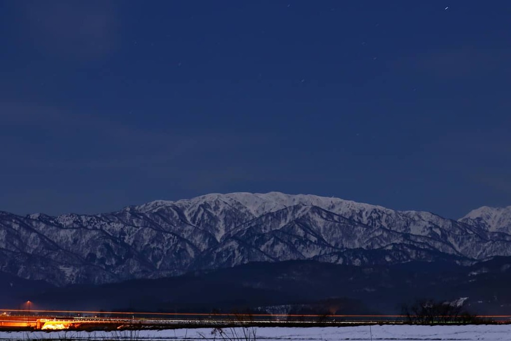 月に照らされ浮かぶ山々