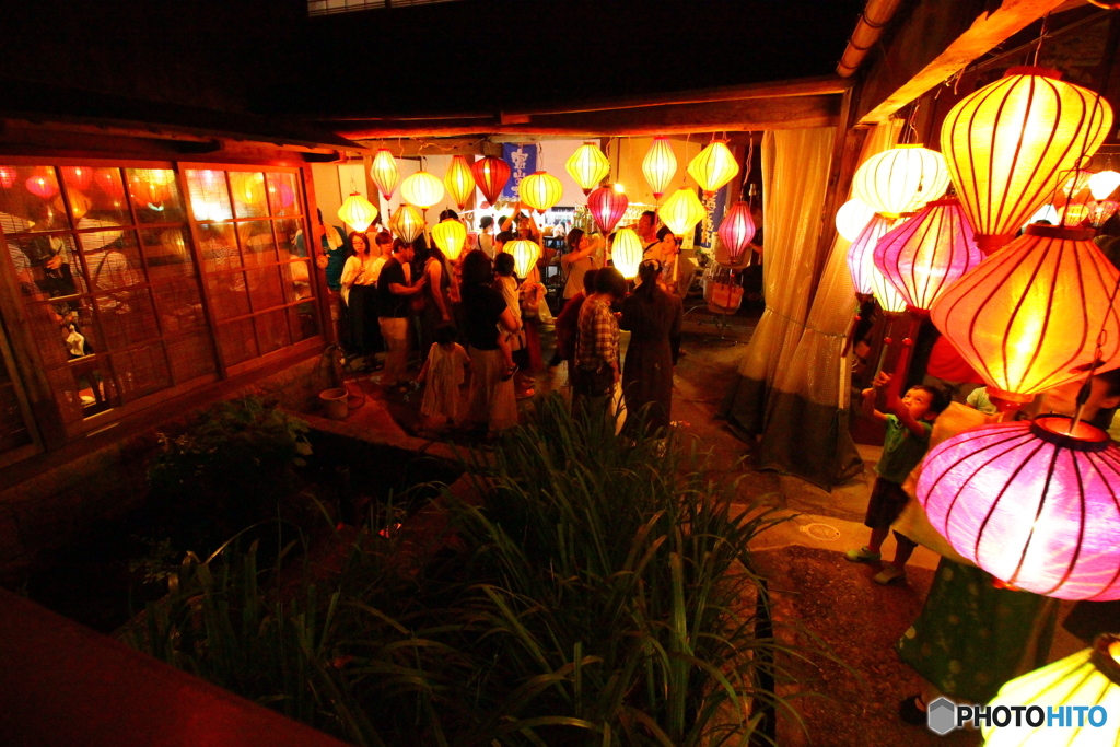 ランタンの光と楽しむ人々