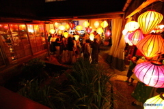 ランタンの光と楽しむ人々