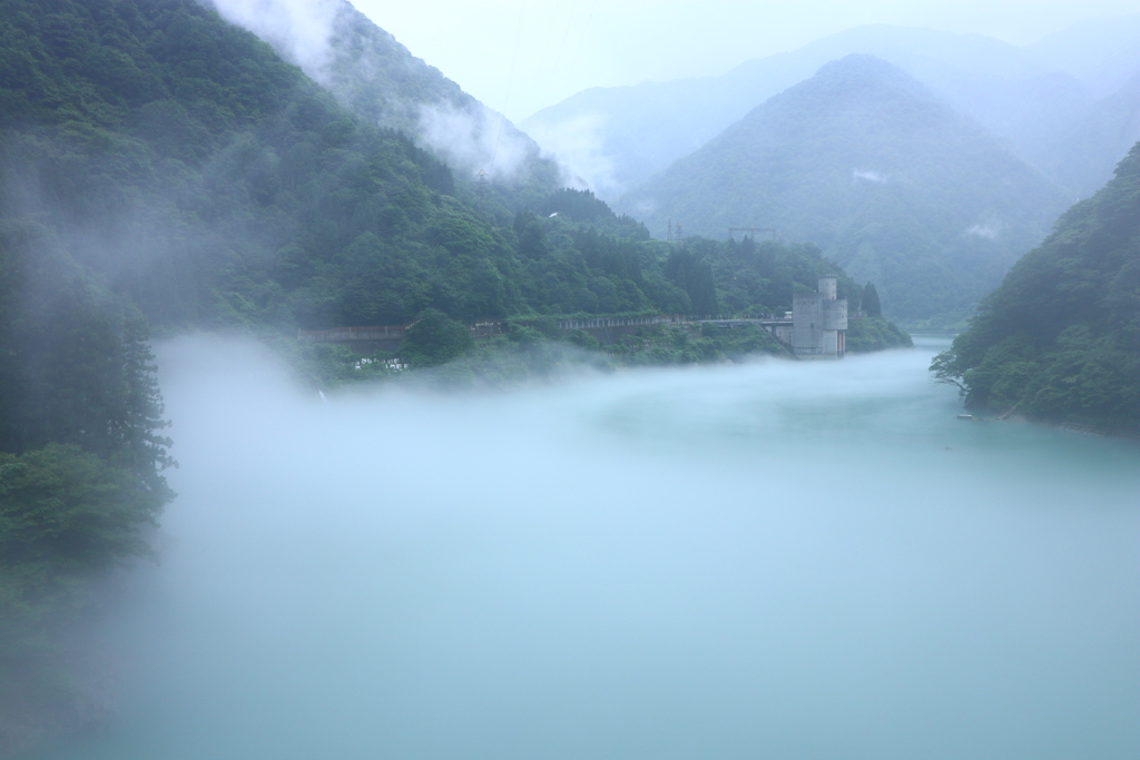 霧の宇奈月湖