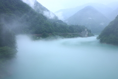 霧の宇奈月湖