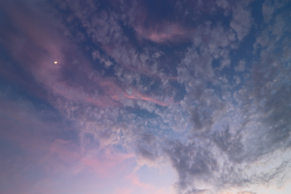 夕暮れ色に染まった雲が流る時