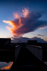 残暑の夕雲と橋
