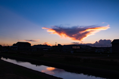 川面に移る平たい夕雲