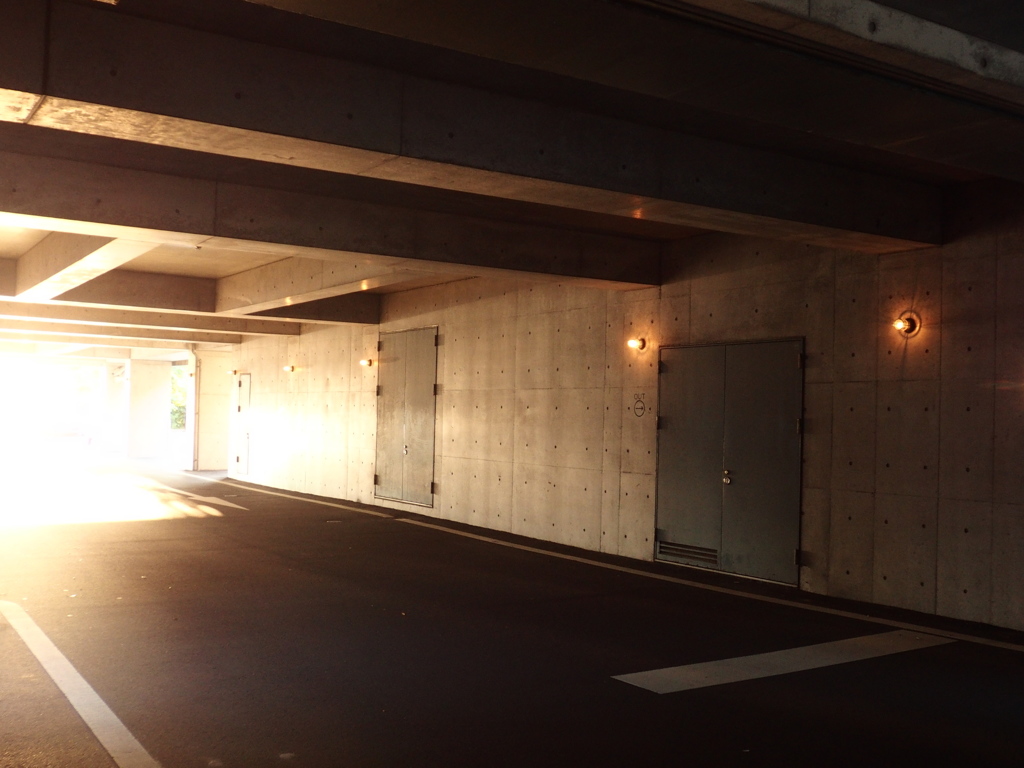 西日差す駐車場