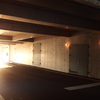 西日差す駐車場