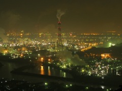 雨にけむる水島コンビナート