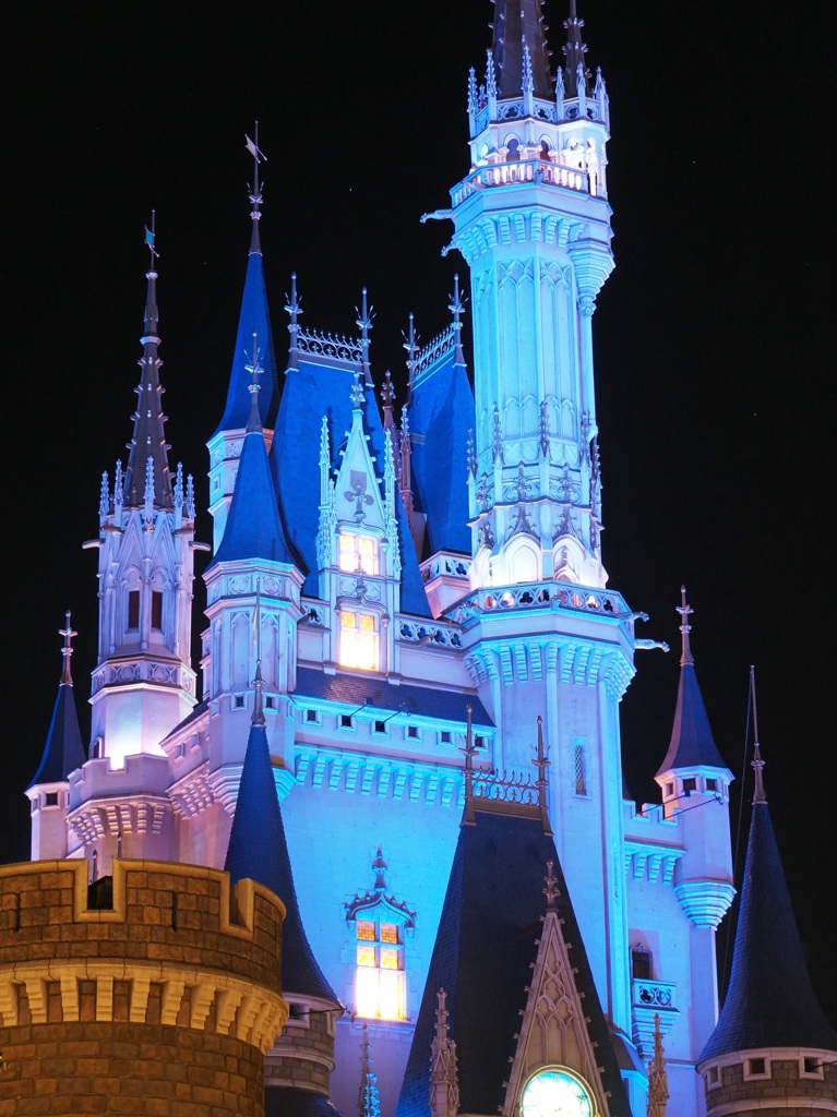 夜空に青く浮かぶシンデレラ城