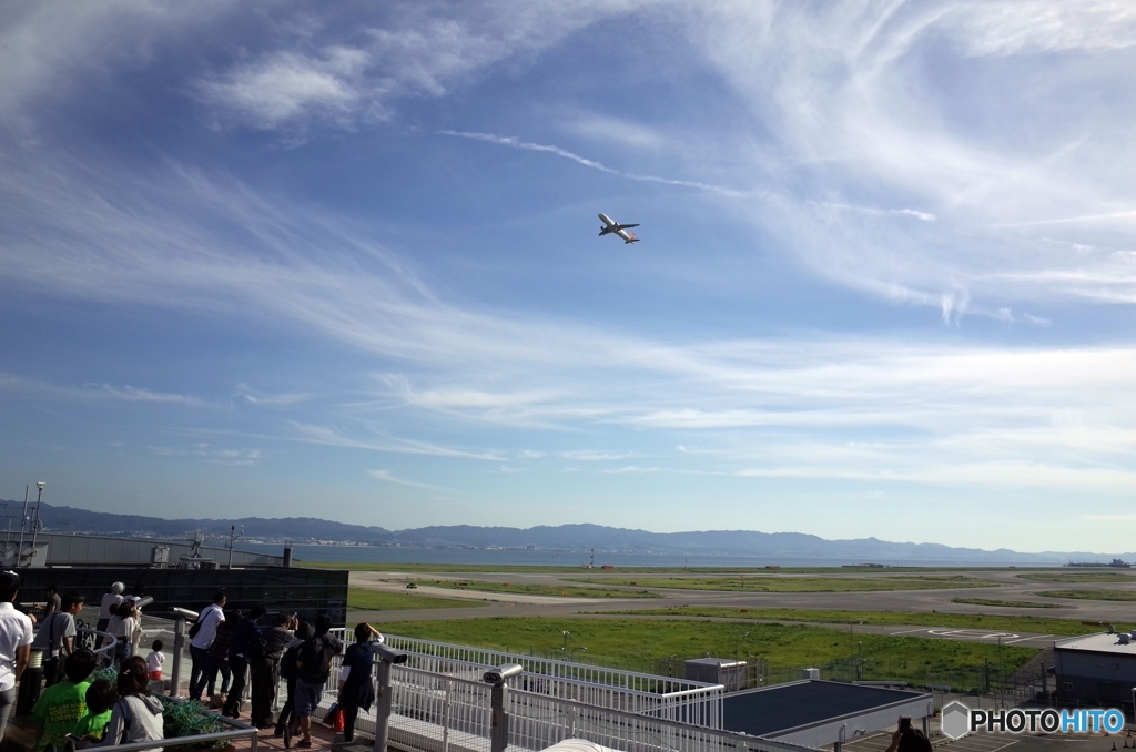 展望台から飛行機をながめる