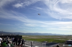 展望台から飛行機をながめる