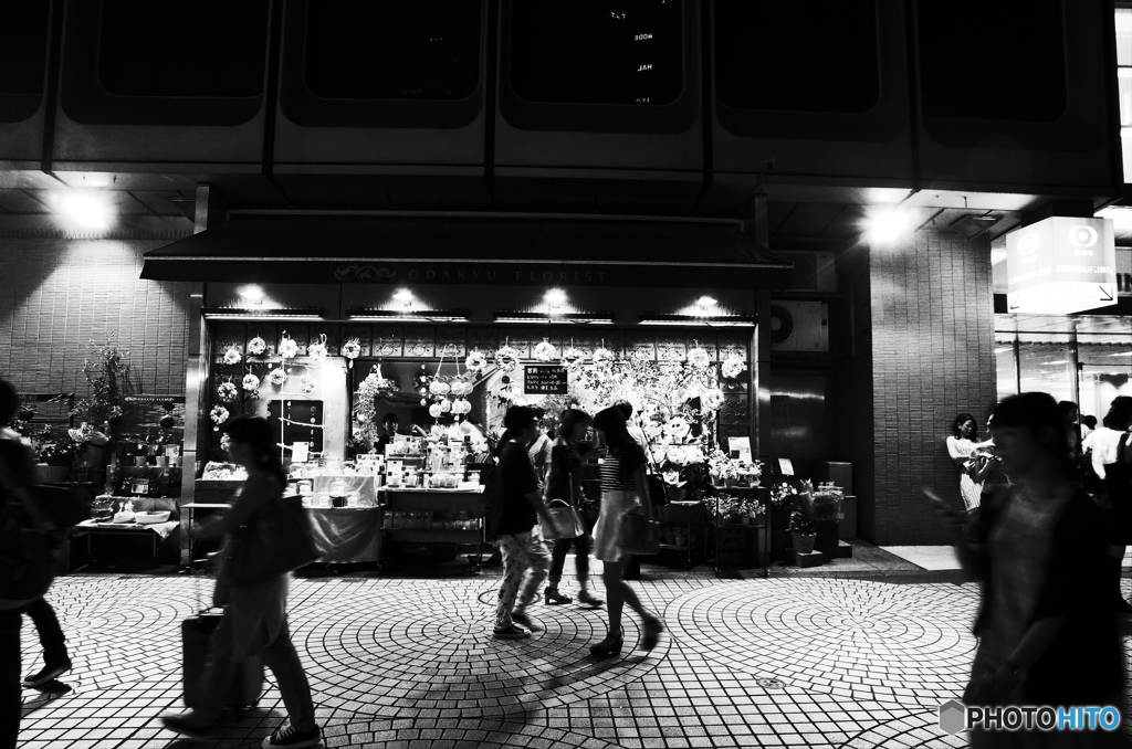 新宿スナップ　モノクロ　フラワーショップ
