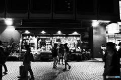 新宿スナップ　モノクロ　フラワーショップ