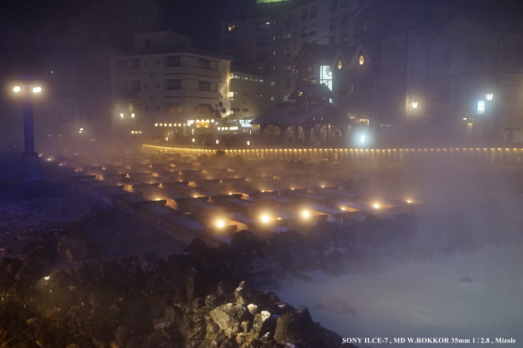 夜の湯畑