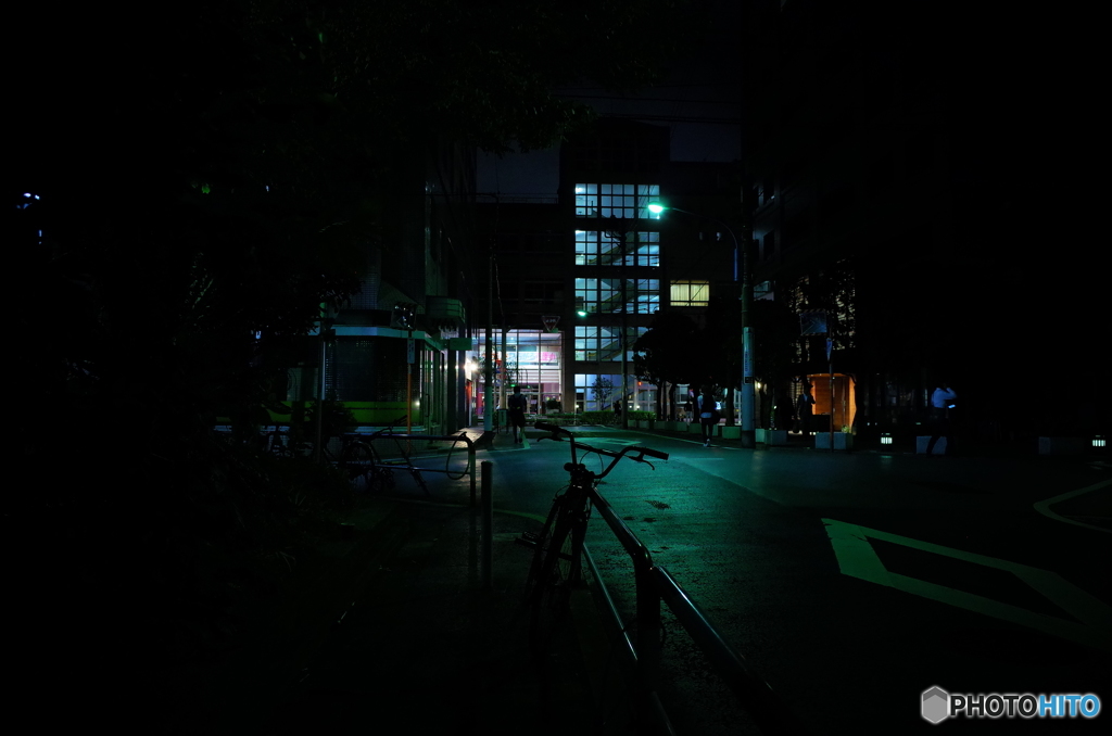 新宿スナップ　夜の公園前