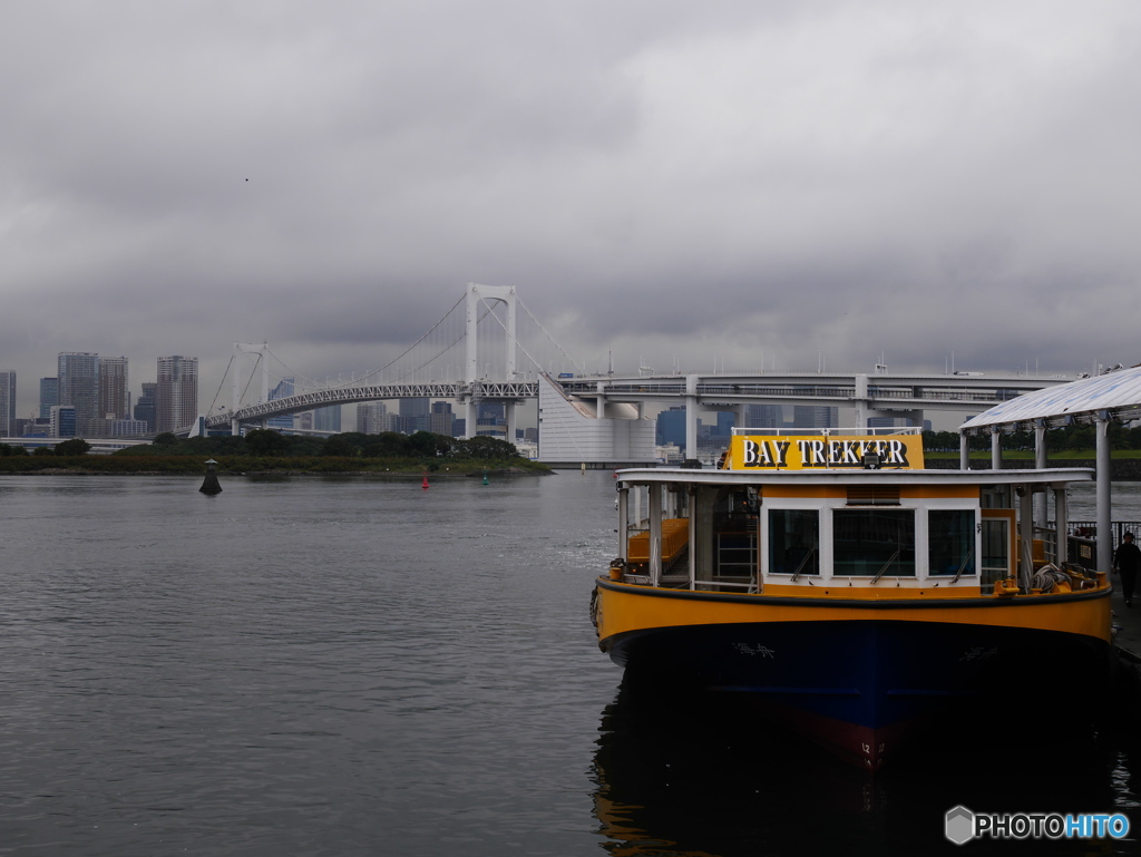 水上バスとレインボーブリッジ