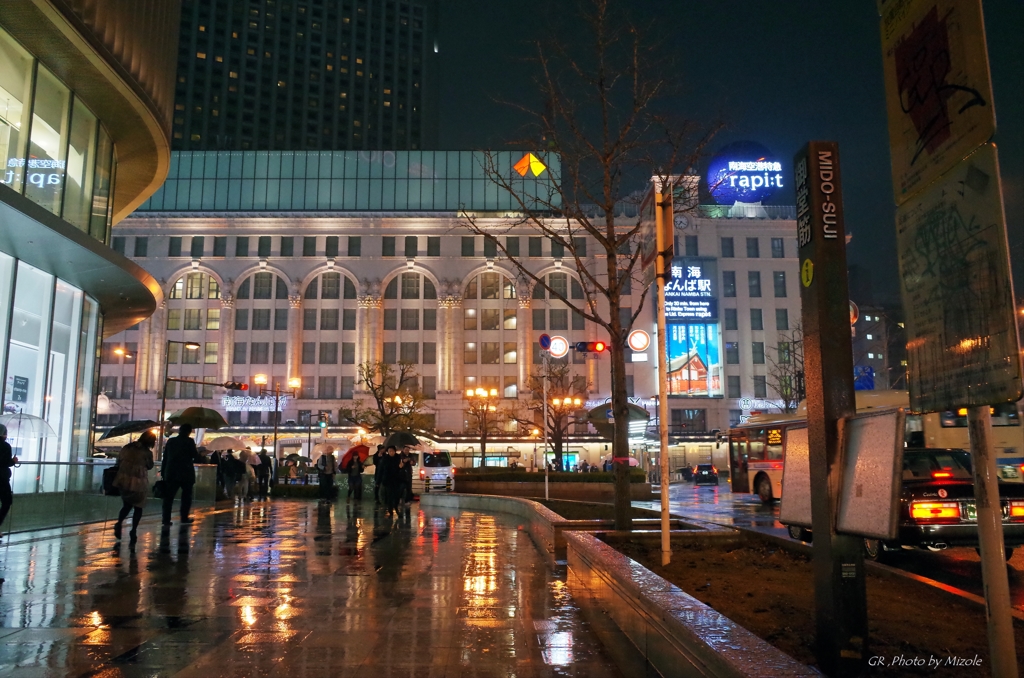 雨のなんば駅