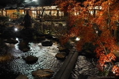 川流れる夜の中庭