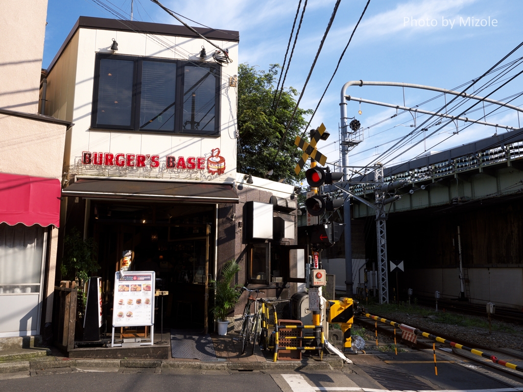 踏切横のお店