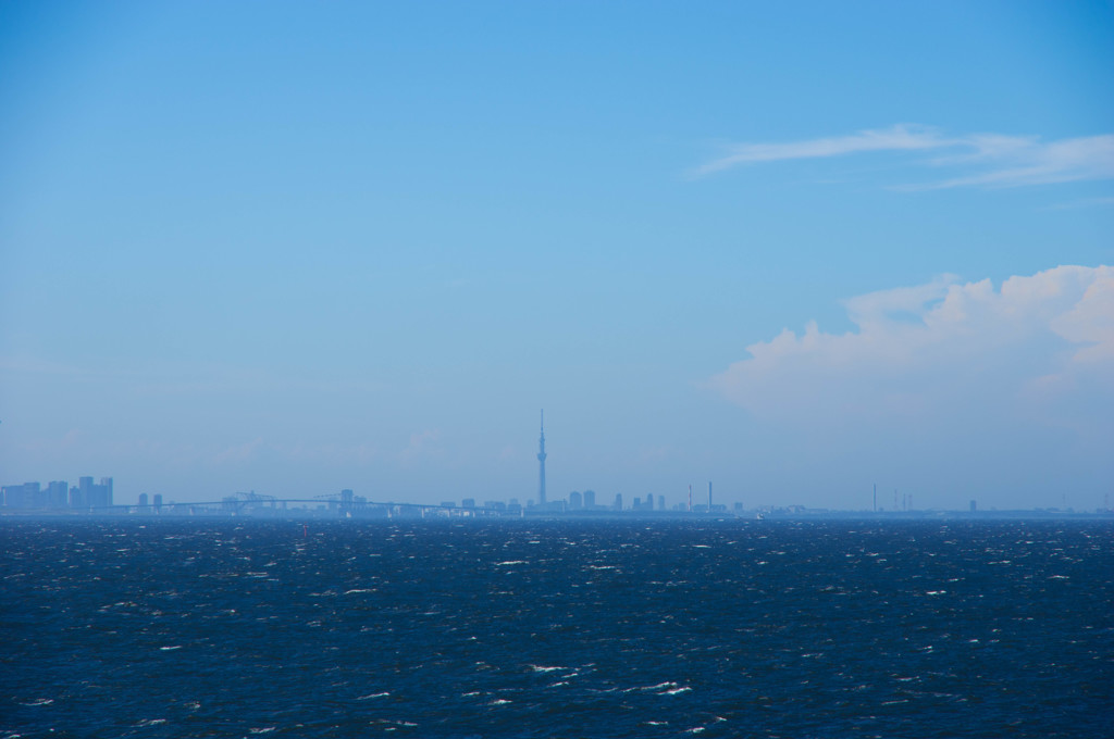 海ほたるから望むスカイツリー