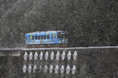 吹雪の中の列車