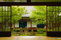縁側。晴れのち時々雨。