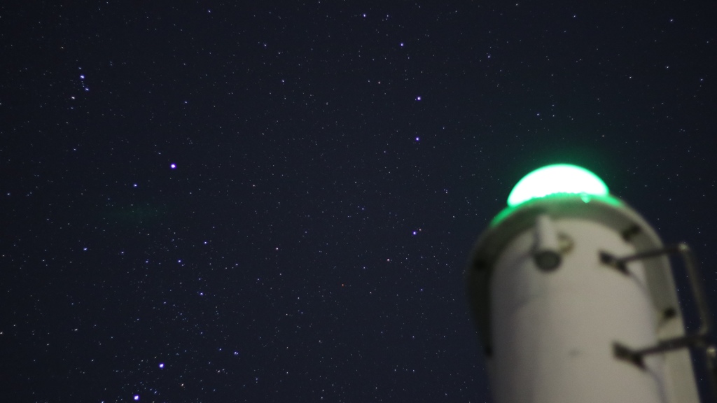 灯台が星空を輝かせる