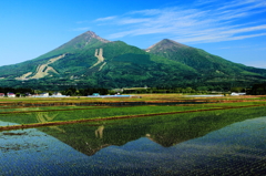 水田に映る磐梯山