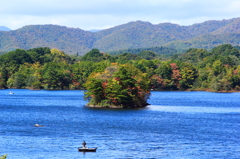 湖に浮かぶ島の紅葉（福島県裏磐梯）小野川湖